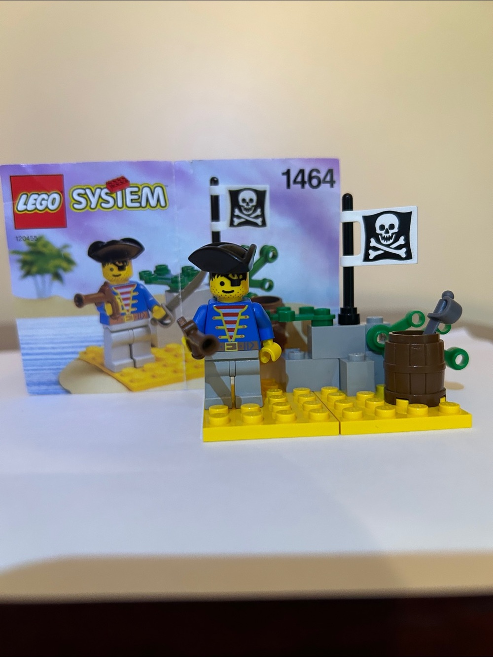 Lego Pirates 1464 Pirate Lookout, complete set with instructions.
